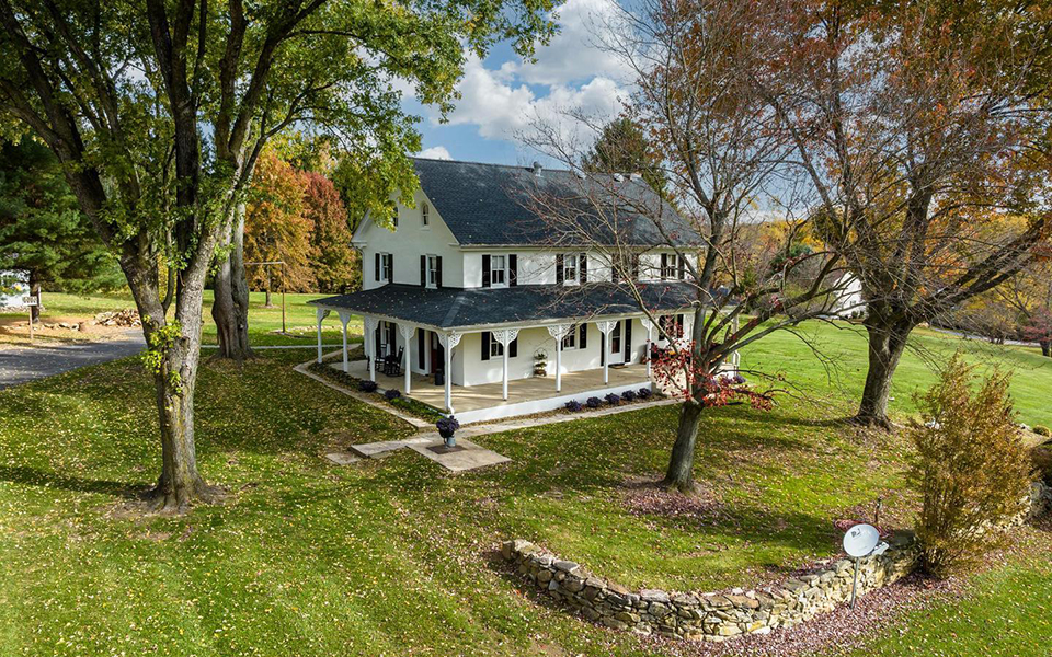 Farmhouse/Converted Barn on Rock Raymond Road